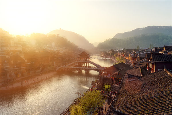 戰(zhàn)略規(guī)劃分析：村民不滿古鎮(zhèn)收門票，指引游客逃票