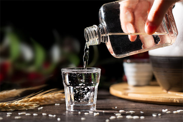 白酒遇冷，集體“降度”，關(guān)聯(lián)企業(yè)有何營銷啟示？